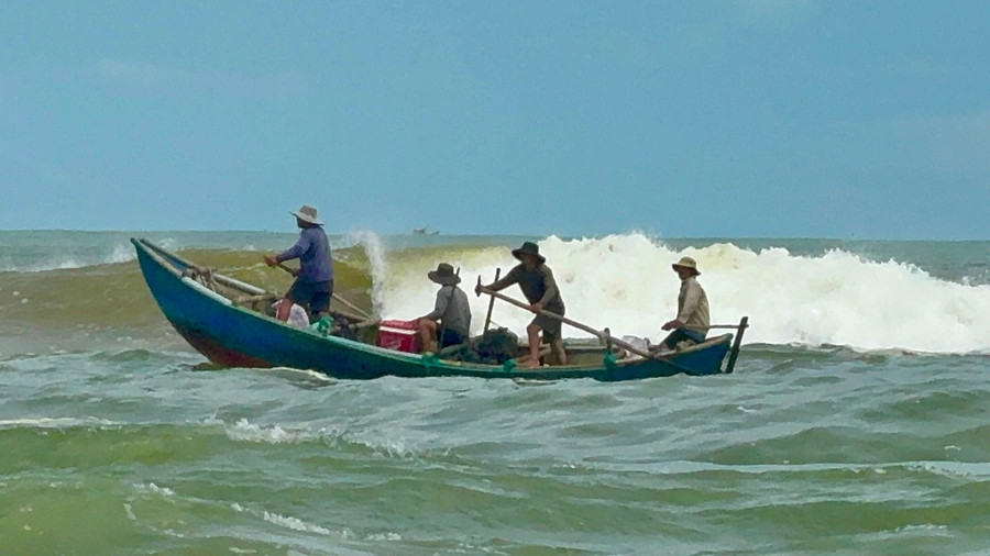 Ngư dân xã Mỏ Cày (Quảng Ngãi) vượt sóng cao 2-3 mét ra khơi. Ảnh: Nguyễn Ngọc