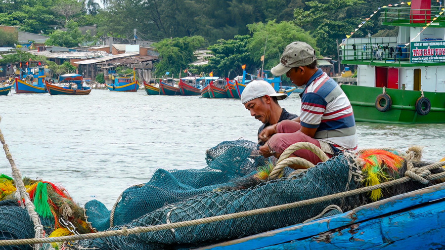 Với những ngư dân ở các làng chài vùng Đông Nam tỉnh, từng mắt lưới, từng nút thắt đều đặn là minh chứng sống cho sự cần cù, khéo léo và tình yêu của những người con của biển.