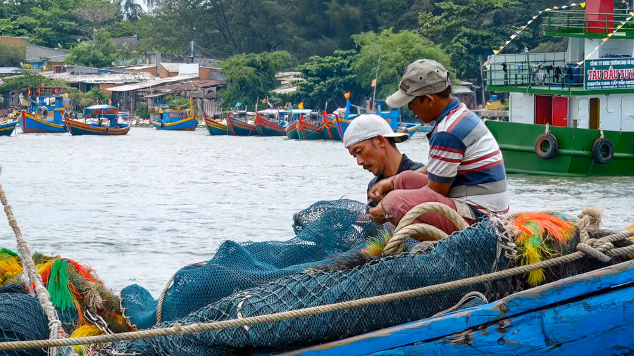 Với những ngư dân ở các làng chài vùng Đông Nam tỉnh, từng mắt lưới, từng nút thắt đều đặn là minh chứng sống cho sự cần cù, khéo léo và tình yêu của những người con của biển.
