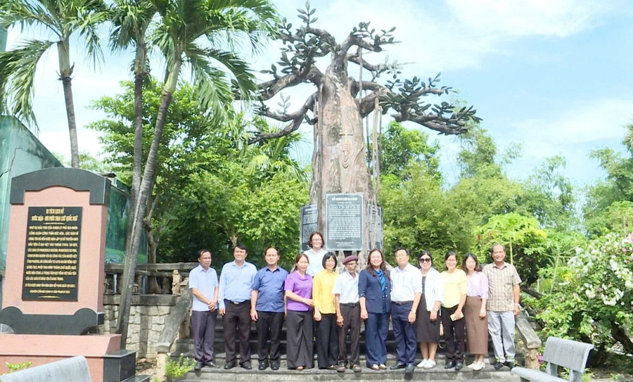 Công tác quảng bá điểm đến trên địa bàn thôn trên nền tảng số phát huy hiệu quả, thu hút nhiều người đến tham quan Di tích lịch sử Nước Mặn. Ảnh: N.N