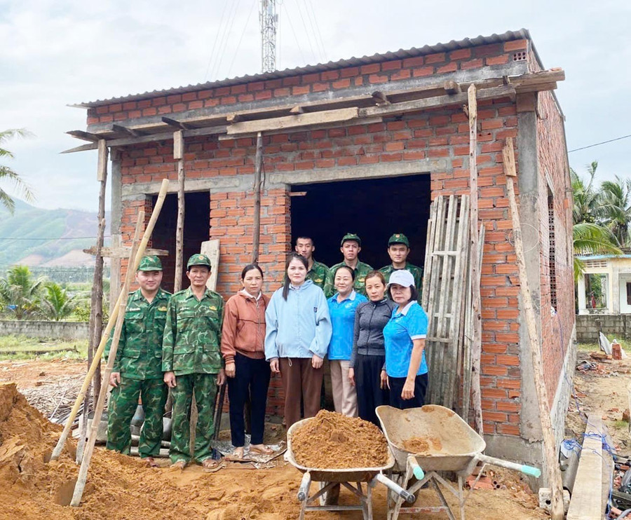 גב' הוין טי טין (שנייה מימין, מתגוררת באזור המגורים קים ג'יאו טרונג, רובע הואי נהון דונג) קיבלה תמיכה מקצינים וחיילים מתחנת משמר הגבול טאם קוואן נאם כדי לבנות בית של חמלה. צילום: סופק על ידי היחידה. Chị Huỳnh Thị Tình (thứ 2 từ phải sang, ở tổ dân phố Kim Giao Trung, phường Hoài Nhơn Đông) được cán bộ, chiến sĩ Đồn Biên phòng Tam Quan Nam hỗ trợ xây dựng nhà tình nghĩa. Ảnh: ĐVCC
