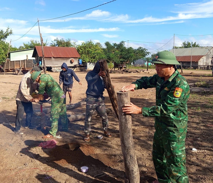 קצינים וחיילים מעמדת משמר הגבול איה מוֹ מסייעים למשפחתו של מר רוֹנְג מָאה צ'ואן (בכפר חון, בקומונה איה מוֹ). צילום: סופק על ידי עמדת משמר הגבול. Cán bộ, chiến sĩ Đồn Biên phòng Ia Mơ giúp đỡ gia đình anh Rơ Mah Choan (ở làng Khôn, xã Ia Mơ). Ảnh: ĐVCC