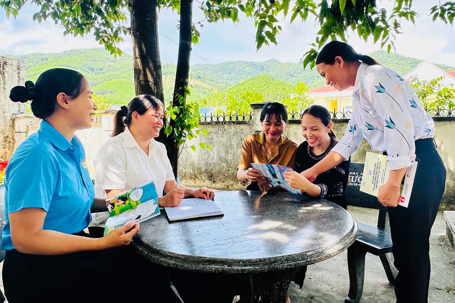 Tổ Truyền thông cộng đồng thôn 4 An Trung (xã An Vinh) cung cấp thông tin cho chị em phụ nữ về bình đẳng giới và hướng dẫn sử dụng mạng xã hội, nhận diện tin giả, xấu độc. Ảnh: T.C