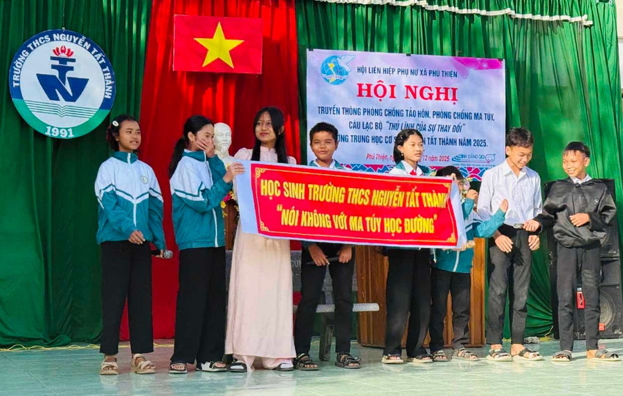 Học sinh Trường THCS Nguyễn Tất Thành (xã Phú Thiện) thi sân khấu hóa về phòng-chống tảo hôn và ma túy.