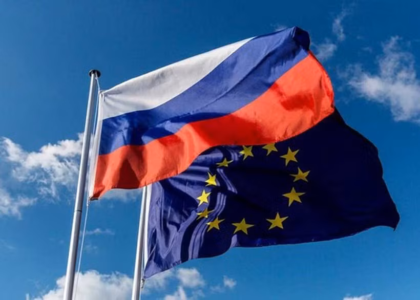 Cờ của Nga và EU. (Ảnh: moderndiplomacy)