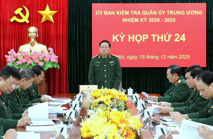 នាយឧត្តមសេនីយ៍ Nguyen Trong Nghia ថ្លែងសុន្ទរកថានៅសម័យប្រជុំ។ Đại tướng Nguyễn Trọng Nghĩa phát biểu tại kỳ họp.