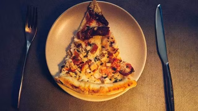 Phương pháp 'nghỉ ngơi tiêu hóa' phần nào giảm tác hại của ăn khuya (ảnh minh họa).