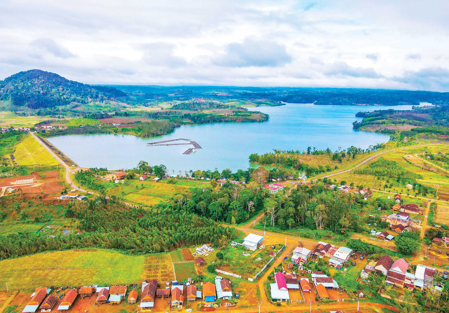 Hồ thủy điện Vĩnh Sơn A mang vẻ đẹp hiền hòa trong những ngày cuối đông. Ảnh: Đoan Ngọc