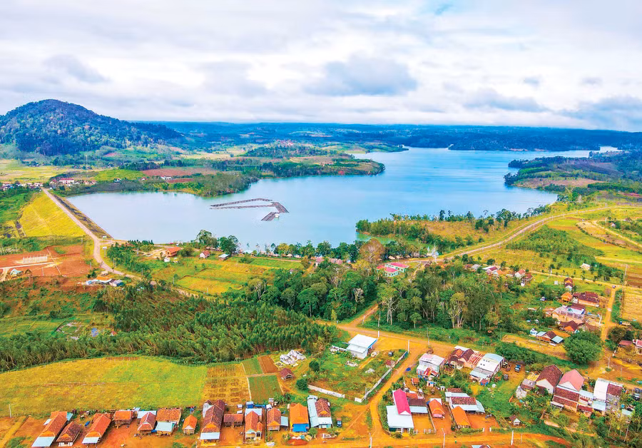 Hồ thủy điện Vĩnh Sơn A mang vẻ đẹp hiền hòa trong những ngày cuối đông. Ảnh: Đoan Ngọc