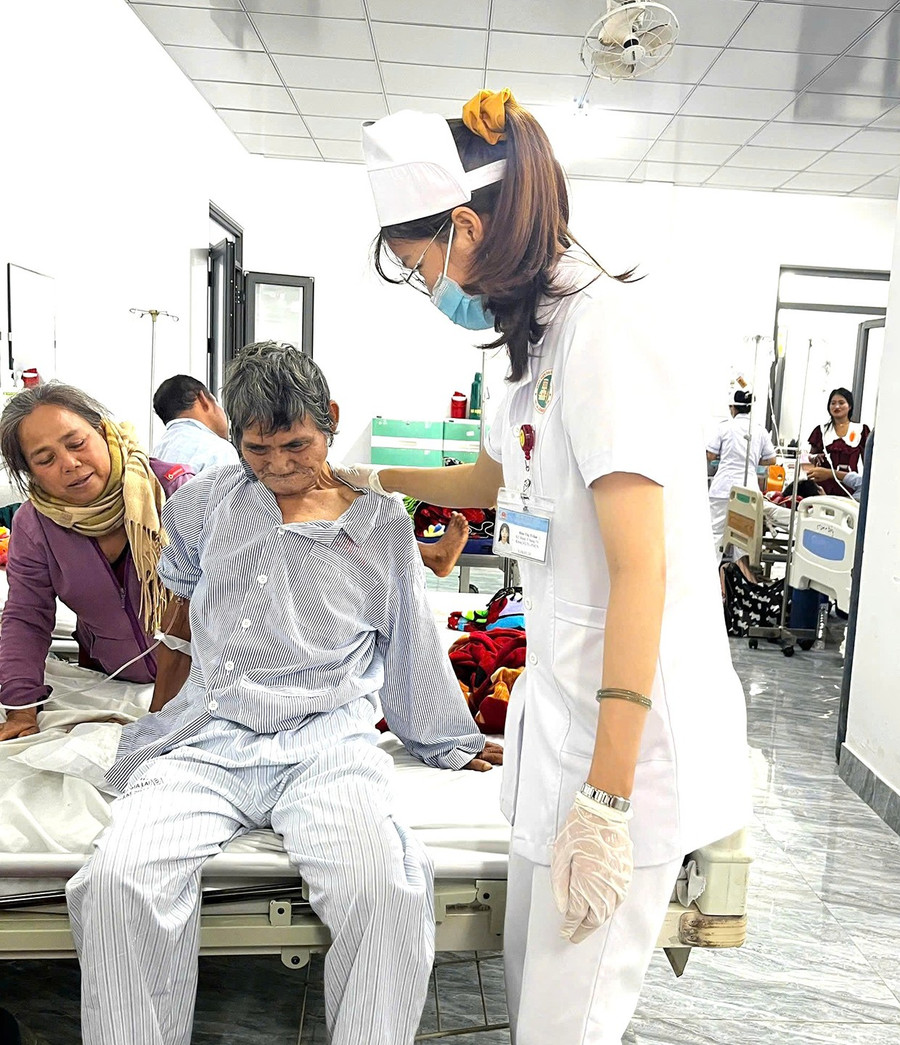 Nhân viên y tế chăm sóc bệnh nhân sau mổ thay khớp háng ở Khoa Ngoại Chấn thương chỉnh hình - Bỏng, Bệnh viện Đa khoa Gia Lai. Ảnh: ĐVCC