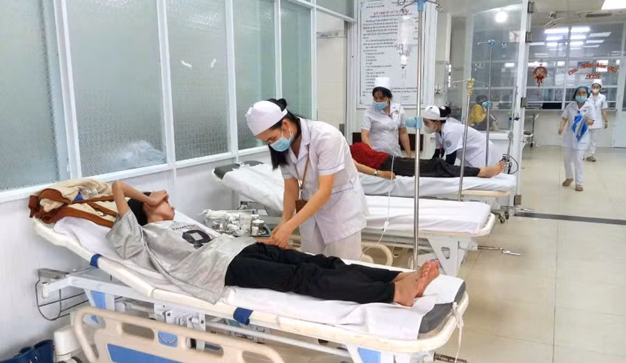 Điều dưỡng viên Khoa Cấp cứu (Bệnh viện Đa khoa Gia Lai) kiểm tra huyết áp cho người bệnh. Ảnh: H.D