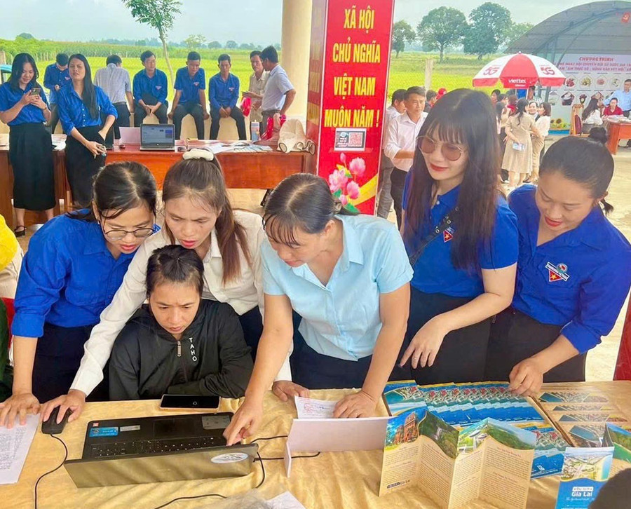 Cán bộ, công chức và Đoàn Thanh niên Sở Văn hóa, Thể thao và Du lịch hỗ trợ người dân thực hiện thủ tục hành chính. Ảnh: ĐVCC