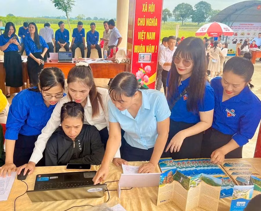 Cán bộ, công chức và Đoàn Thanh niên Sở Văn hóa, Thể thao và Du lịch hỗ trợ người dân thực hiện thủ tục hành chính. Ảnh: ĐVCC