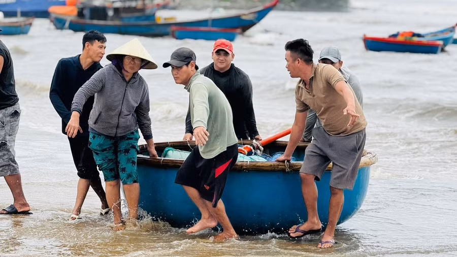 Mùa biển động, ngư dân đánh bắt được nhiều cá nhưng cũng phải đánh đổi rất nhiều rủi ro.