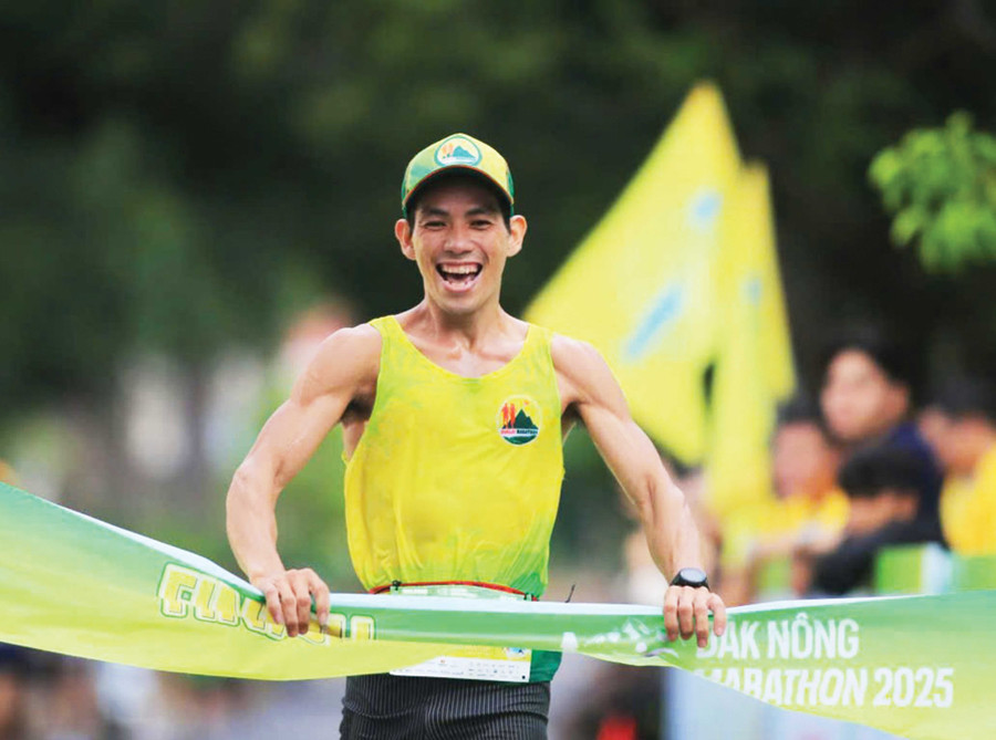 Vận động viên Trần Văn Quế vô địch cự ly 42 km tại Giải Đắk Nông Marathon 2025. Ảnh: NVCC