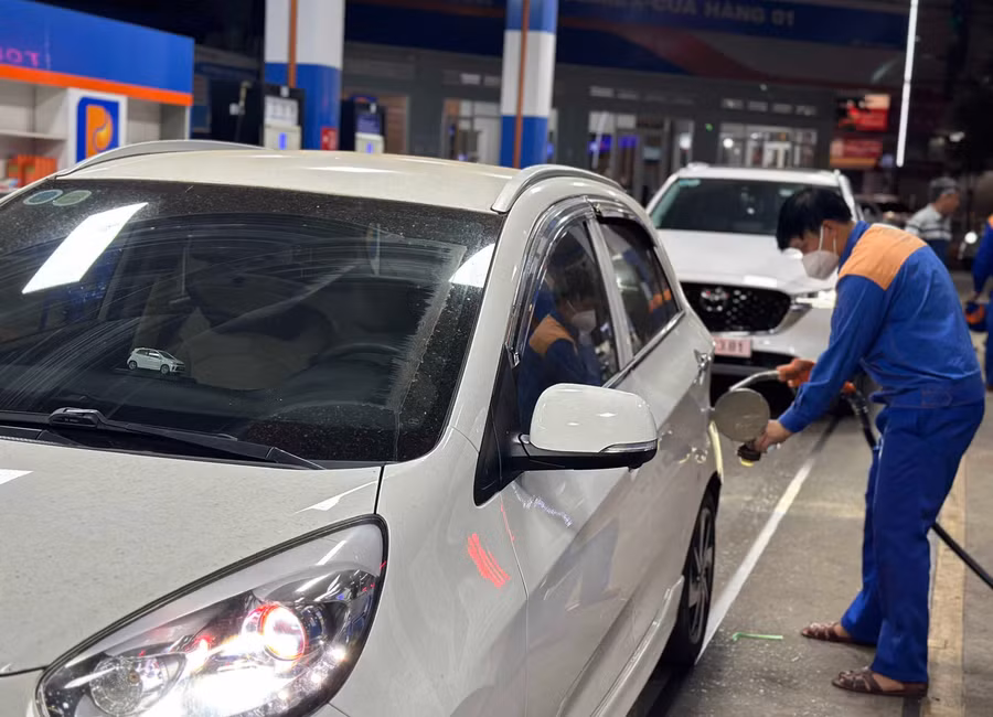 Theo lộ trình thay thế xăng khoáng truyền thống, xăng sinh học E10 sẽ được bán trên cả nước từ giữa năm 202. Ảnh: G.B