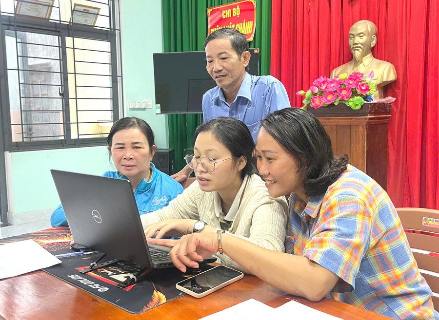 Chị Nguyễn Thị Mỹ Dung (bìa phải) cùng Ban quân chính thôn Luật Chánh (xã Tuy Phước Bắc) rà soát số lượng hộ gia đình bị thiệt hại sau đợt bão lũ. Ảnh: B. Dương