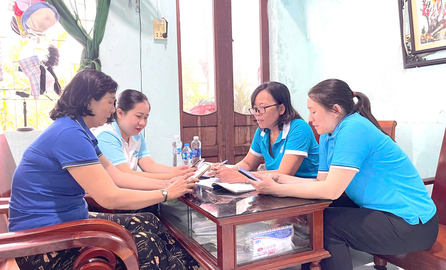 Chị Nguyễn Thị Cang (thứ 2 từ phải sang) hướng dẫn chị em hội viên thôn Phú Hậu (xã Ngô Mây) làm quen với định danh điện tử. Ảnh: B. Dương