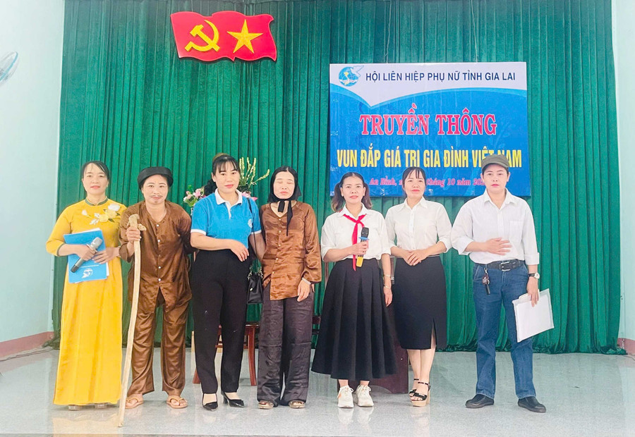 Chị Hoàng Thị Anh (bìa trái) cùng hội viên tích cực tham gia các hoạt động tuyên truyền. Ảnh: NVCC