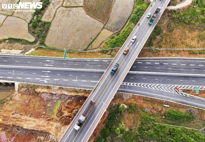 Toàn tuyến cao tốc Hoài Nhơn - Quy Nhơn có 5 nút giao liên thông: nút giao với ĐT.629, nút giao Phù Mỹ, nút giao ĐT.634, nút giao QL19B, nút giao QL19.