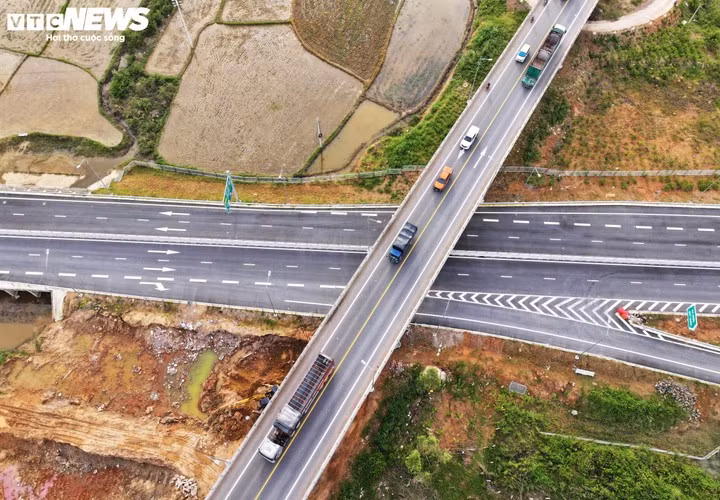 Toàn tuyến cao tốc Hoài Nhơn - Quy Nhơn có 5 nút giao liên thông: nút giao với ĐT.629, nút giao Phù Mỹ, nút giao ĐT.634, nút giao QL19B, nút giao QL19.