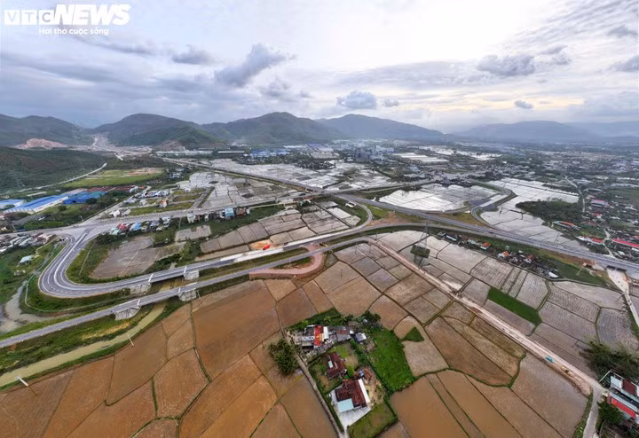 Dự án cao tốc Hoài Nhơn - Quy Nhơn được khởi công ngày 1/1/2023 và theo hợp đồng sẽ về đích vào ngày 16/12 tới, sau gần 2 năm thi công.