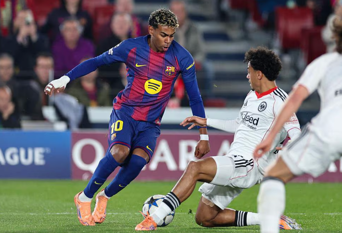 Lamine Yamal vất vả với hàng thủ đại diện Bundesliga