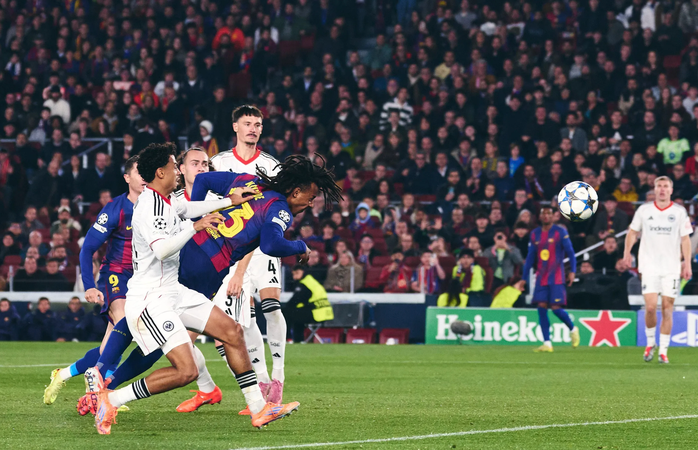 Jules Kounde đánh đầu ghi liên tiếp hai bàn trong vòng 2 phút