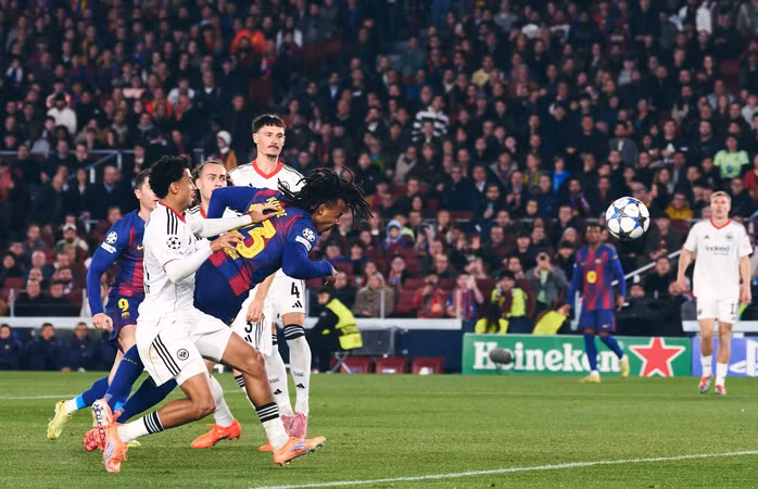 Jules Kounde đánh đầu ghi liên tiếp hai bàn trong vòng 2 phút