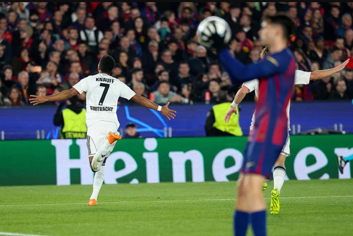 Ansgar Knauff bất ngờ mở tỉ số cho Eintracht Frankfurt