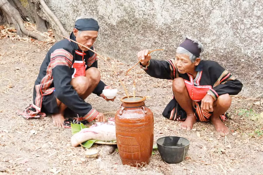 Ông Rơ Lan Hieo (bìa phải) thực hiện nghi lễ cúng Yàng. Ảnh: Hoành Sơn