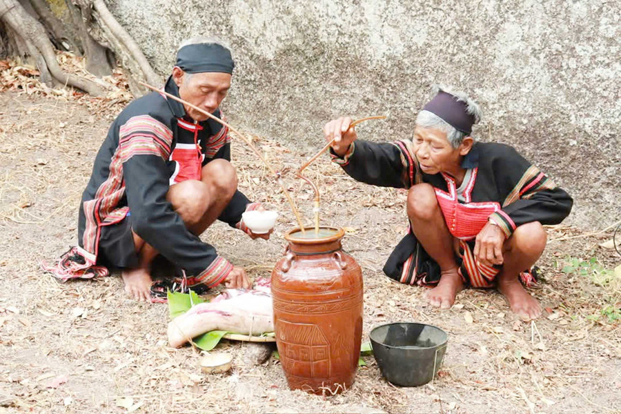 Ông Rơ Lan Hieo (bìa phải) thực hiện nghi lễ cúng Yàng. Ảnh: Hoành Sơn
