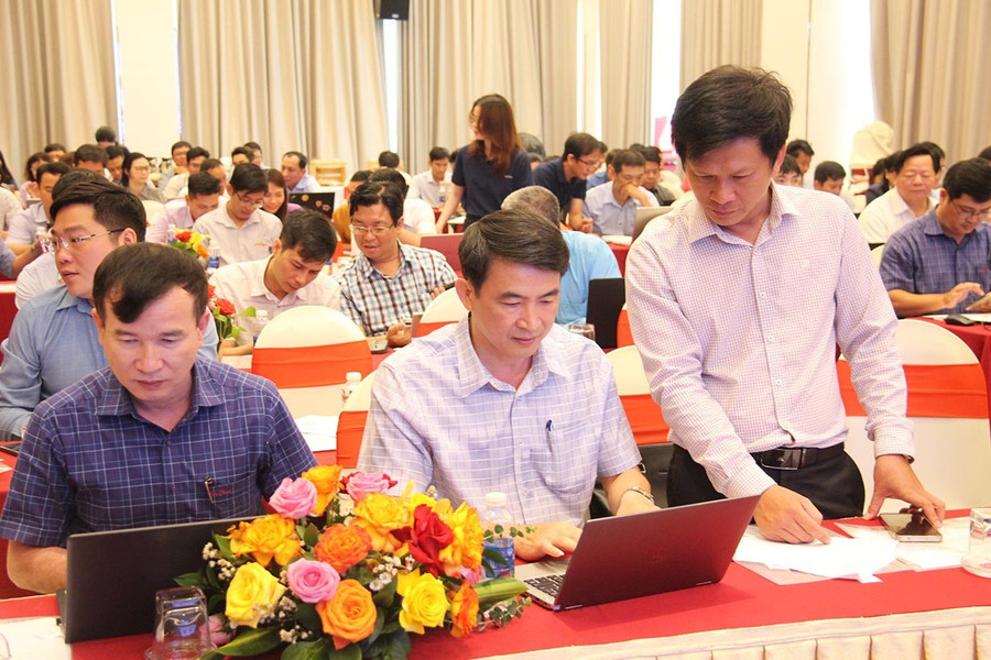 Cán bộ kỹ thuật đang hướng dẫn học viên cài đặt, đăng nhập, thực hành khai thác nền tảng “trợ lý ảo”. Ảnh: T.Lợi