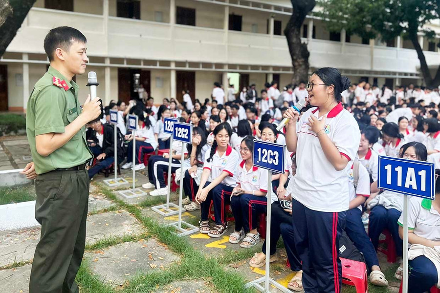 Cán bộ Phòng An ninh mạng và phòng, chống tội phạm sử dụng công nghệ cao (Công an tỉnh) tuyên truyền về kỹ năng bảo đảm an toàn trên không gian mạng tại Trường THPT Quốc học Quy Nhơn (phường Quy Nhơn). Ảnh: K.A