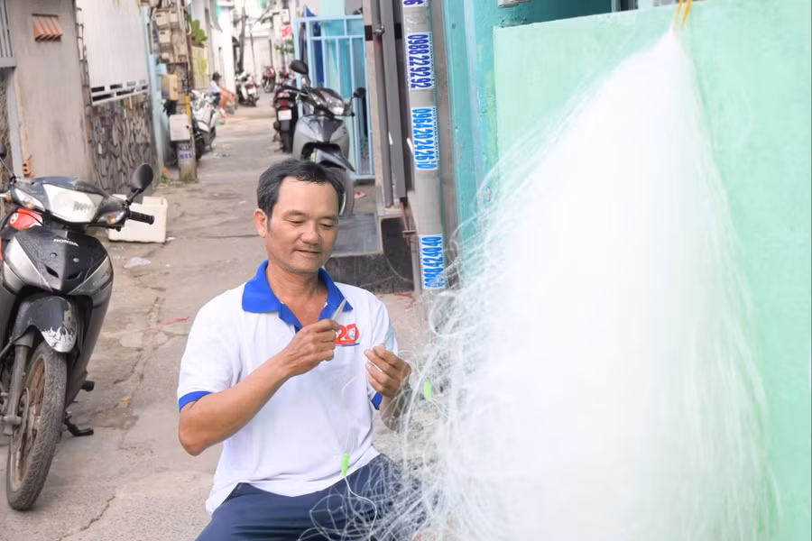 Anh Hòa có hơn 30 năm 'chinh chiến' với biển cả, cũng từng ấy năm anh rành rẽ, thuần thục các công đoạn đan lưới.