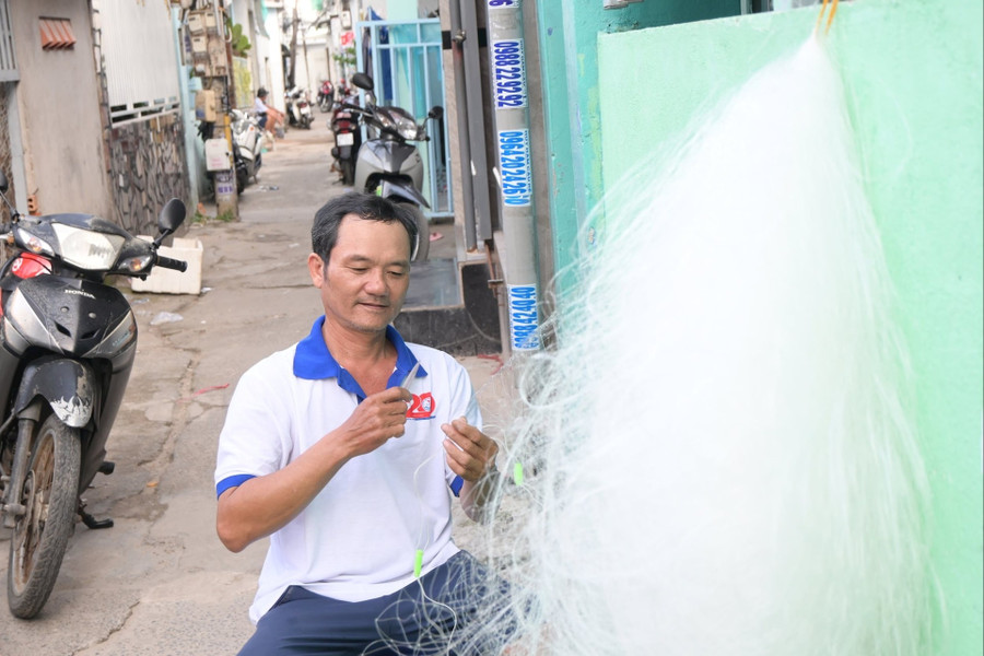 Anh Hòa có hơn 30 năm 'chinh chiến' với biển cả, cũng từng ấy năm anh rành rẽ, thuần thục các công đoạn đan lưới.