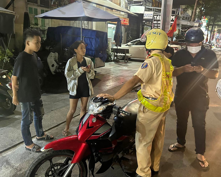 Lực lượng CSGT tăng cường tuần tra, kiểm soát trên các tuyến đường, qua đó xử lý ngay các trường hợp không có giấy phép lái xe tham gia điều khiển phương tiện tham gia giao thông.