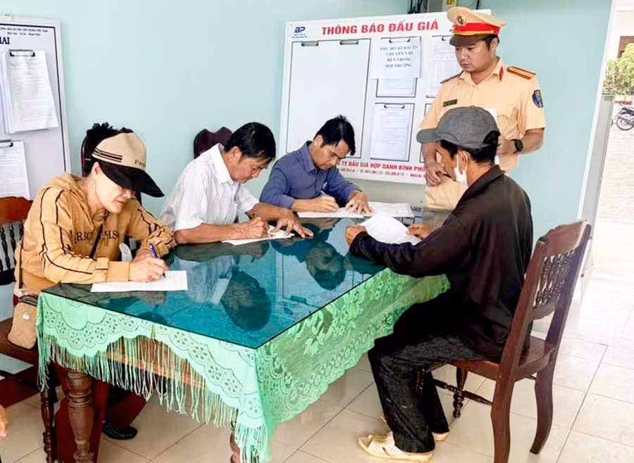 Cảnh sát giao thông tuyên truyền các chủ phương tiện không giao xe mô tô, xe gắn máy cho người không đủ điều kiện điều khiển. Ảnh: K.A