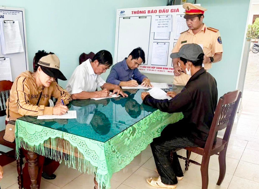 Cảnh sát giao thông tuyên truyền các chủ phương tiện không giao xe mô tô, xe gắn máy cho người không đủ điều kiện điều khiển. Ảnh: K.A