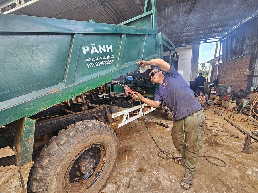 Anh Duel sửa chữa xe công nông tại cơ sở của mình. Ảnh: R’Ô HOK