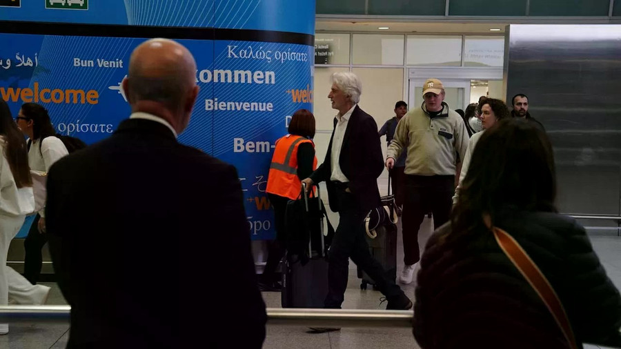 Người dân Mỹ và quốc tế tại nhà ga T4, Sân bay Quốc tế John F. Kennedy, Mỹ. Ảnh: Getty Images/baoquocte.vn