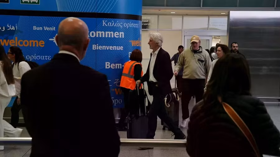 Người dân Mỹ và quốc tế tại nhà ga T4, Sân bay Quốc tế John F. Kennedy, Mỹ. Ảnh: Getty Images/baoquocte.vn