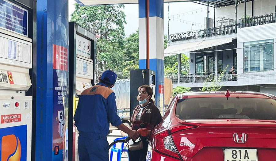 Giá xăng RON95-III giảm tiếp trong kỳ điều hành chiều 18-12.