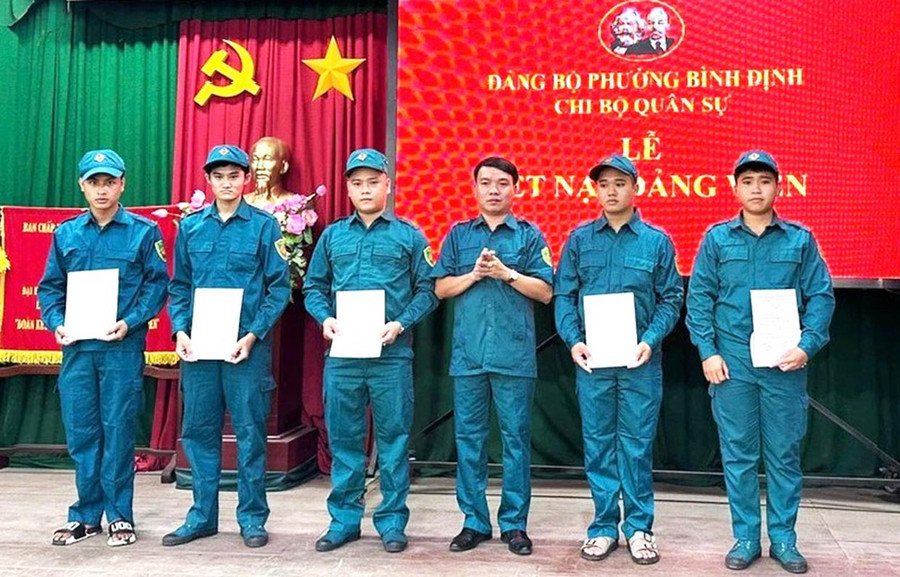 A Binh Dinh kerület pártbizottsága alá tartozó Katonai Párttagozat új párttagokat vett fel. Fotó: N.H. Chi bộ Quân sự, thuộc Đảng bộ phường Bình Định, kết nạp đảng viên mới. Ảnh: N.H