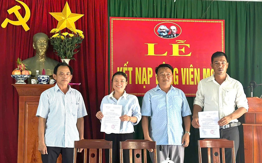 Új párttagok felvételi ünnepsége An Quang Dong falu pártfiókjában, a De Gi községi pártbizottság vezetésével. Fotó: N.H. Lễ kết nạp đảng viên mới tại Chi bộ thôn An Quang Đông, thuộc Đảng bộ xã Đề Gi. Ảnh: N.H