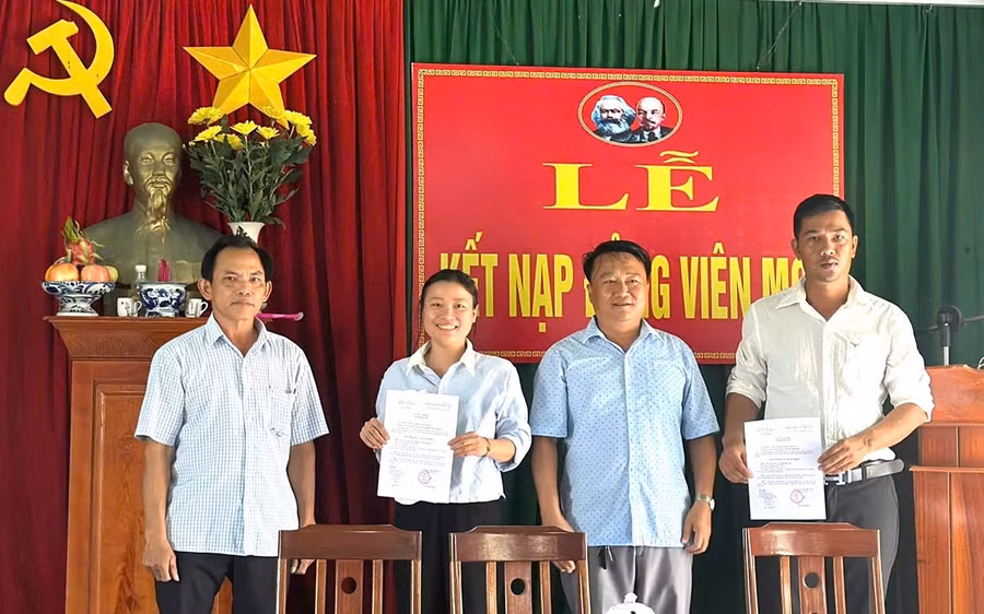 Lễ kết nạp đảng viên mới tại Chi bộ thôn An Quang Đông, thuộc Đảng bộ xã Đề Gi. Ảnh: N.H