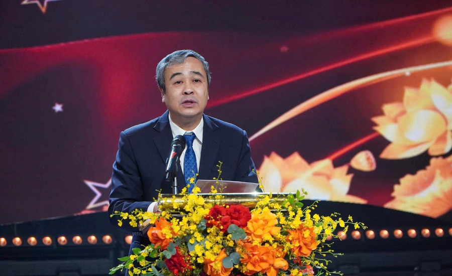 Pan Ngo Dong Hai, zastępca szefa Centralnego Departamentu Propagandy i Mobilizacji Masowej, przemawia podczas programu. ZDJĘCIE: K.H. Ông Ngô Đông Hải, Phó trưởng ban Tuyên giáo và Dân vận T.Ư, phát biểu tại chương trình