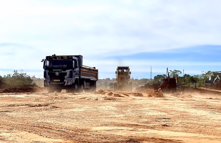 Hiện nay, đơn vị thi công đang tập trung tối đa nhân lực, phương tiện, máy móc thiết bị để thi công tuyến đường Nguyễn Văn Linh. Ảnh: Vũ Thảo