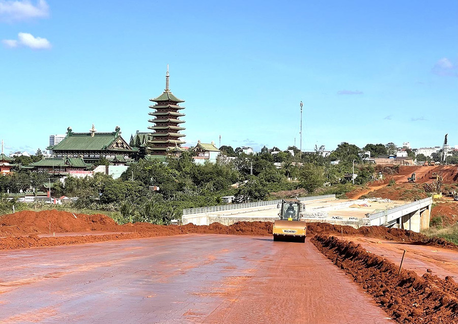 Mục tiêu đặt ra là đến ngày 31-12-2025 phải thông tuyến đường Nguyễn Văn Linh. Ảnh: Vũ Thảo