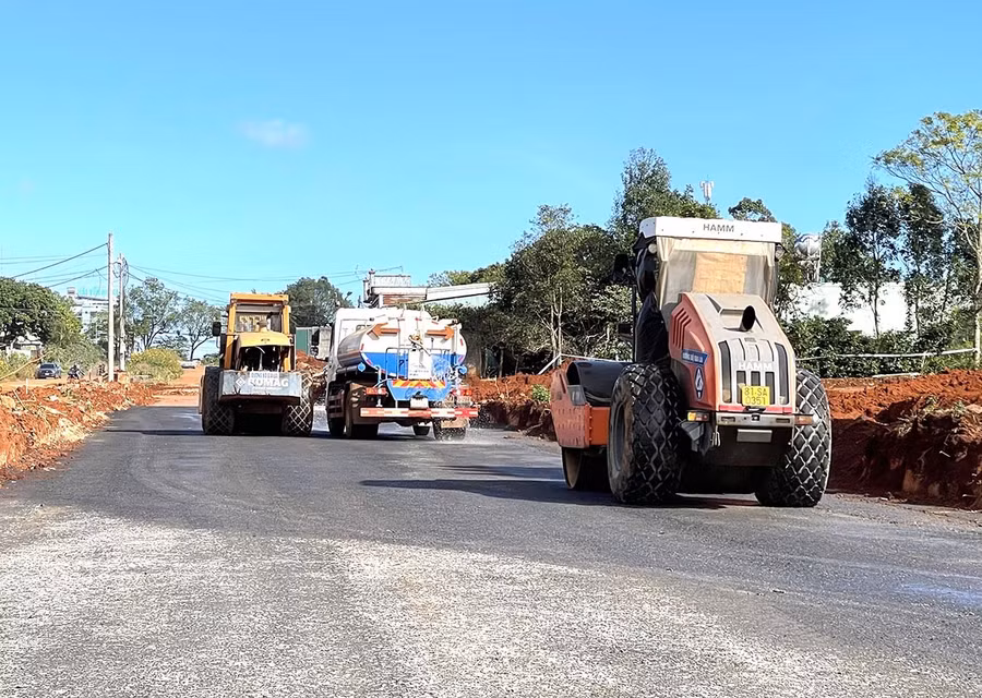 Dự án đường Nguyễn Văn Linh có tổng chiều dài 2.727 m, là công trình giao thông nội thị cấp II, vận tốc thiết kế 50 km/giờ, bề rộng nền đường 35 m. Ảnh: Vũ Thảo